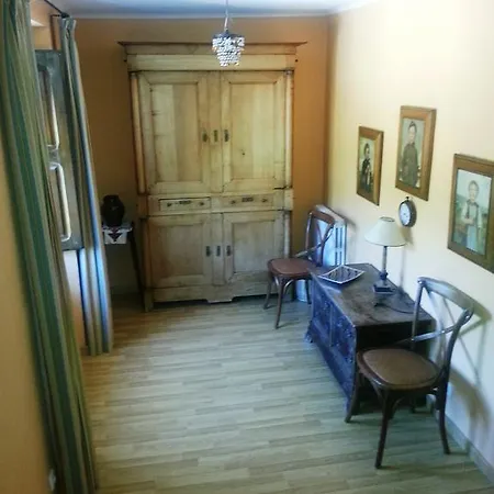 De La Val Hotel *
